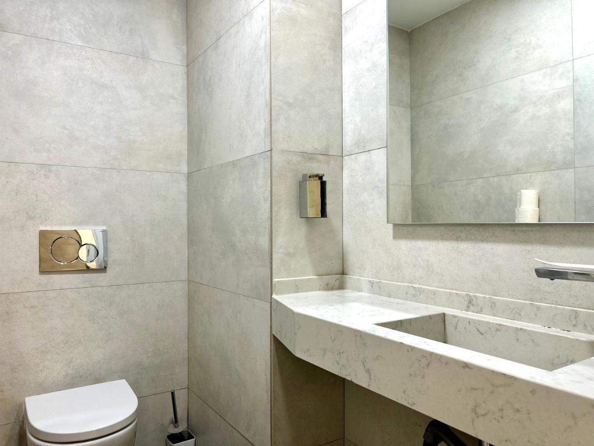 Hostel Ramon Lujan 91 Мадрид Екстериор снимка